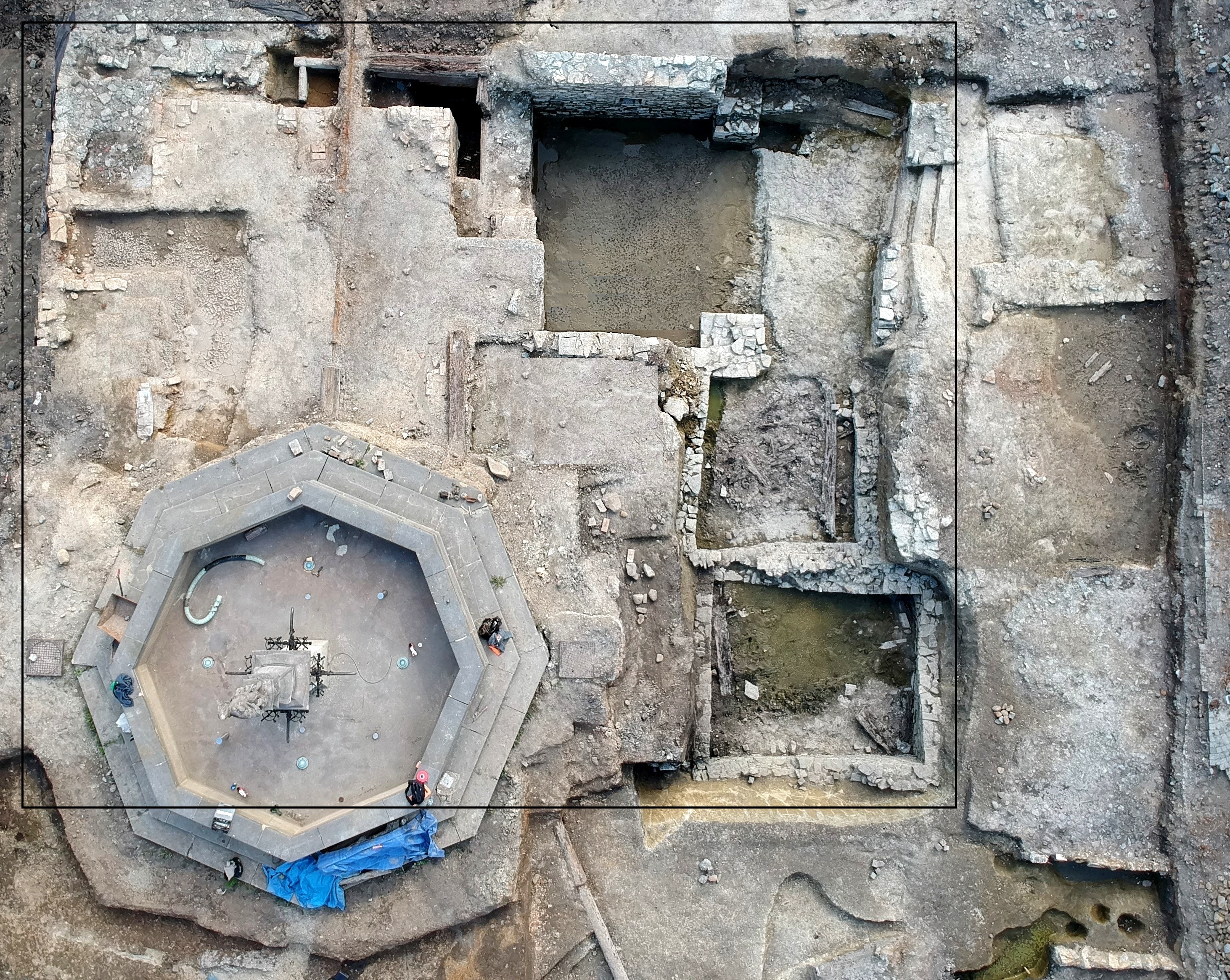 fot. 1. Zasięg kompleksu pomieszczeń odsłoniętych w trakcie badań archeologicznych na środku cieszyńskiego Rynku. Fot. Mikołaj Ostrowski PPS Invictus.
